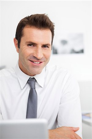 positivo - Businessman with laptop computer, portrait Foto de stock - Sin royalties Premium, Código: 632-07539871