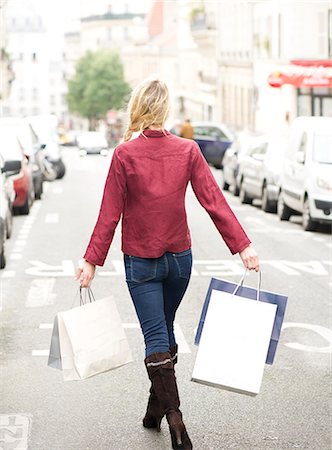 Woman walking in street with shopping bags, rear view Foto de stock - Sin royalties Premium, Código: 632-07539883