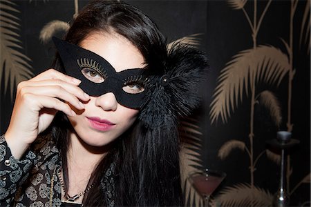 Woman wearing party mask, portrait Foto de stock - Sin royalties Premium, Código: 632-07539905