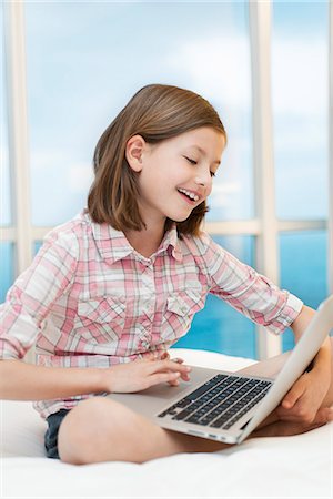 elementary age 2012 - Girl using laptop computer, smiling Stock Photo - Premium Royalty-Free, Code: 632-07539901