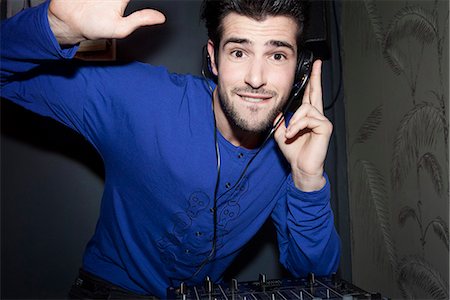 dj - DJ using headphones and audio mixer, portrait Fotografie stock - Premium Royalty-Free, Codice: 632-07539903