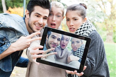 poser (devant un appareil photo) - Friends photographing themselves with digital tablet outdoors Photographie de stock - Premium Libres de Droits, Code: 632-07539915