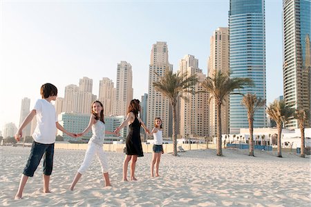 Family holding hands at the beach Foto de stock - Sin royalties Premium, Código: 632-07539955