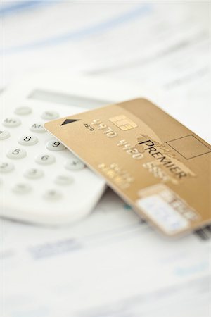 deuda - Credit card resting on calculator Photographie de stock - Premium Libres de Droits, Code: 632-07539979