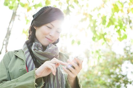 Young woman using smartphone outdoors Foto de stock - Sin royalties Premium, Código: 632-07540010