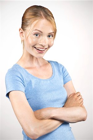 simsearch:632-07494958,k - Young woman with arms folded, portrait Photographie de stock - Premium Libres de Droits, Code: 632-07540043