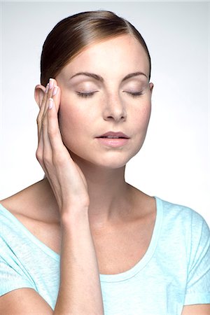 Young woman with headache holding head Photographie de stock - Premium Libres de Droits, Code: 632-07674442