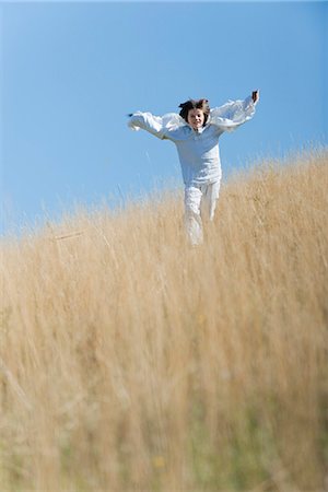 family outdoors blue sky - Boy running through tall grass Photographie de stock - Premium Libres de Droits, Code: 632-07674479