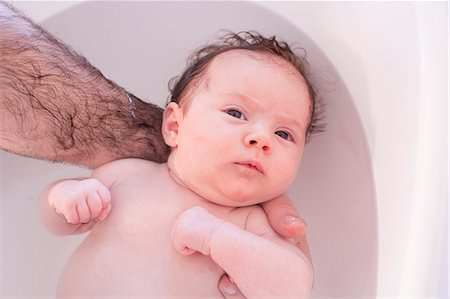 simsearch:632-07849470,k - Parent bathing baby, cropped Foto de stock - Sin royalties Premium, Código: 632-07674487