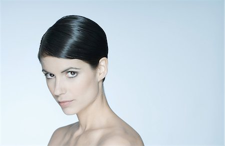 Woman with short hair, bare shoulders, portrait Photographie de stock - Premium Libres de Droits, Code: 632-07674568