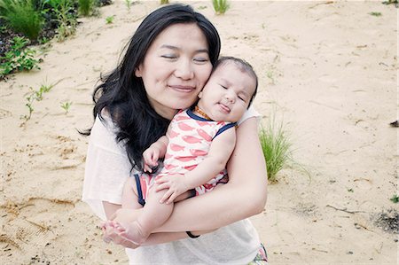 Mother with infant son outdoors, portrait Photographie de stock - Premium Libres de Droits, Code: 632-07674571