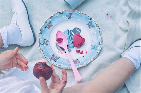 simsearch:632-05553661,k - Child with messy fingers eating macaroon Photographie de stock - Premium Libres de Droits, Code: 632-07674597