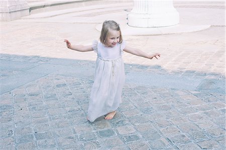 simsearch:632-08886849,k - Little girl with arms outstretched playing outdoors Foto de stock - Sin royalties Premium, Código: 632-07674599