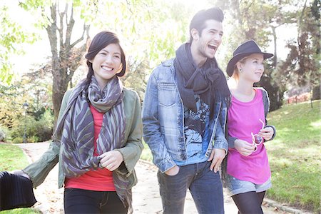 Friends walking together in park Foto de stock - Sin royalties Premium, Código: 632-07674639