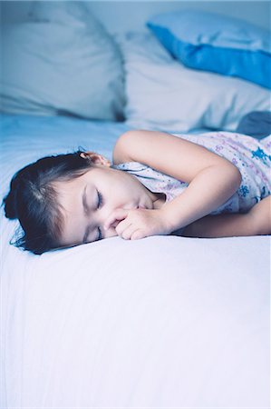 simsearch:6126-08636461,k - Little girl asleep, portrait Photographie de stock - Premium Libres de Droits, Code: 632-07674720