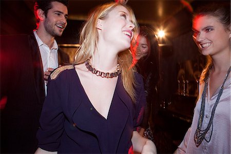 Young woman partying with friends Foto de stock - Sin royalties Premium, Código: 632-07674743