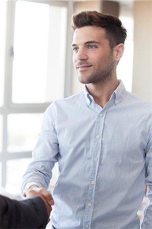 partnership - Businessman shaking hands with colleague, cropped Foto de stock - Sin royalties Premium, Código: 632-07674759