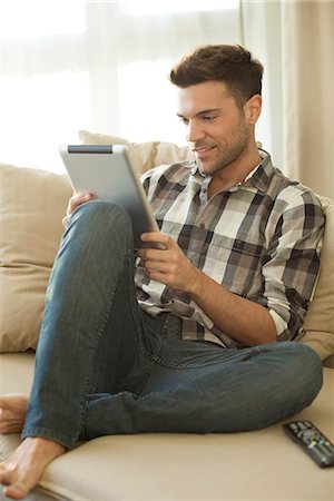 simsearch:632-05759955,k - Young man using digital tablet at home Stockbilder - Premium RF Lizenzfrei, Bildnummer: 632-07809310