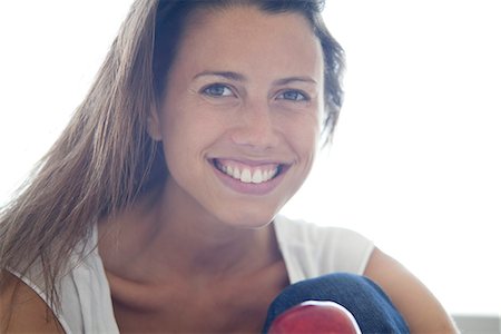 people with fruits cutout - Woman smiling cheerfully, portrait Foto de stock - Sin royalties Premium, Código: 632-07809351