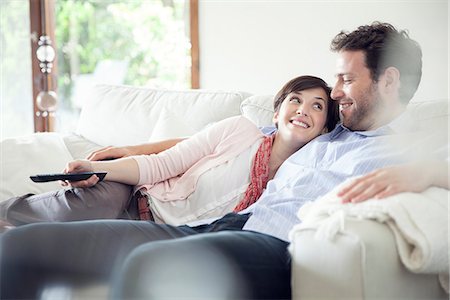 simsearch:632-06029993,k - Couple watching TV together on sofa Photographie de stock - Premium Libres de Droits, Code: 632-07809417