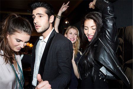 Young adults dancing at night club Photographie de stock - Premium Libres de Droits, Code: 632-07809431