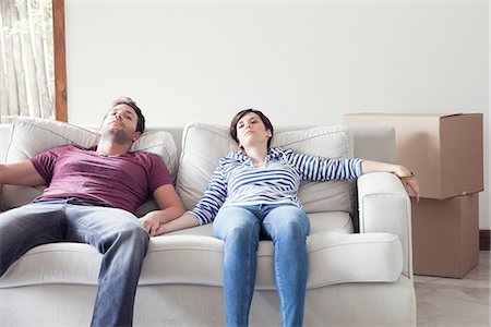 simsearch:614-07240148,k - Couple relaxing on sofa while moving house Foto de stock - Sin royalties Premium, Código: 632-07809442