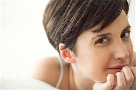 Woman relaxing on bed, portrait Photographie de stock - Premium Libres de Droits, Code: 632-07809472