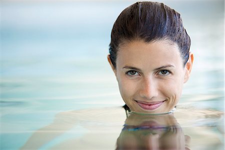 Woman relaxing in swimming pool, portrait Foto de stock - Sin royalties Premium, Código: 632-07809579