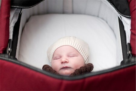 Baby sleeping in pram Foto de stock - Sin royalties Premium, Código: 632-07849503