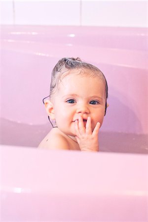 sólo bebés - Baby girl taking a bath Foto de stock - Sin royalties Premium, Código: 632-07849519