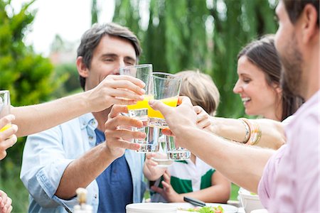 pictures of a party where people eating food - Family clinking glasses at outdoor gathering Stock Photo - Premium Royalty-Free, Code: 632-07849536