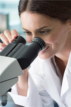 Scientist using microscope in laboratory, close-up Photographie de stock - Premium Libres de Droits, Code: 632-08001698