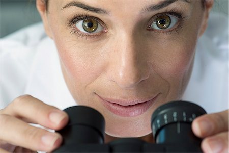 doctor observing a lady - Scientist using microscope, portrait Foto de stock - Sin royalties Premium, Código: 632-08001705