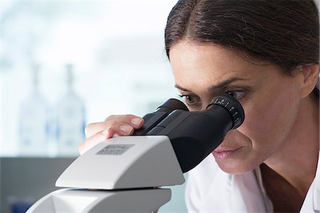 doctor observing a lady - Scientist using microscope in laboratory Foto de stock - Sin royalties Premium, Código: 632-08001701