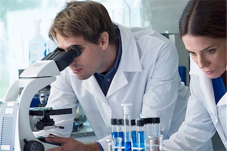 simsearch:632-08130047,k - Scientists working in laboratory Stock Photo - Premium Royalty-Free, Code: 632-08001725