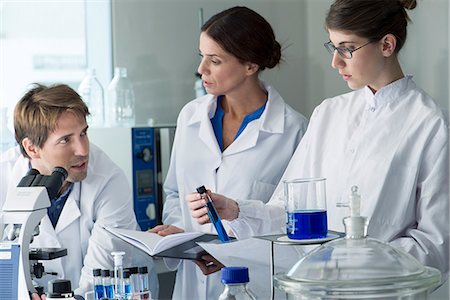 female team of three - Scientists conducting experiment in laboratory Stock Photo - Premium Royalty-Free, Code: 632-08001728