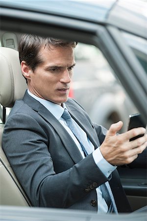 Man reading text message while driving Stockbilder - Premium RF Lizenzfrei, Bildnummer: 632-08001838