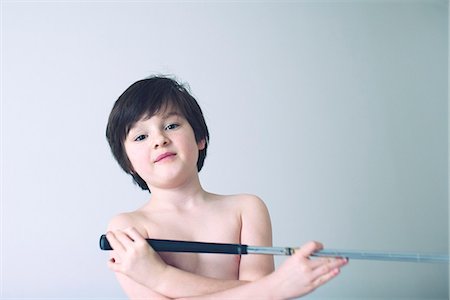 Boy playing with toy sword, portrait Photographie de stock - Premium Libres de Droits, Code: 632-08129827