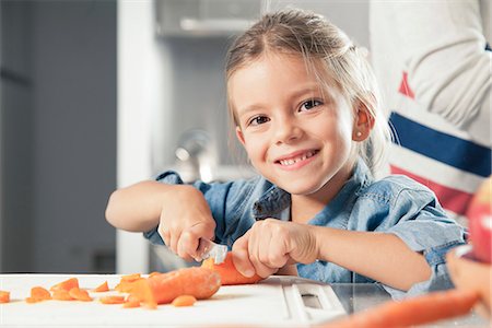 simsearch:649-08238483,k - Little girl slicing carrots in kitchen, portrait Photographie de stock - Premium Libres de Droits, Code: 632-08129833