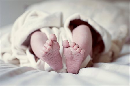 Close-up of infant's bare feet Foto de stock - Sin royalties Premium, Código: 632-08129855