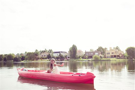 Girl kayaking on lake Foto de stock - Sin royalties Premium, Código: 632-08129853