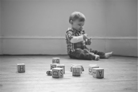 simsearch:632-06779167,k - Baby boy playing on floor in nursery Foto de stock - Royalty Free Premium, Número: 632-08129904