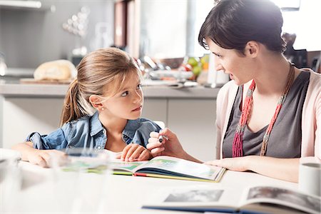 Mother and young daughter reading together Photographie de stock - Premium Libres de Droits, Code: 632-08129923