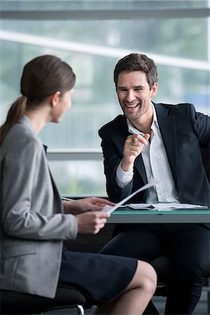 Businessman man having lighthearted meeting with client Foto de stock - Sin royalties Premium, Código: 632-08129935