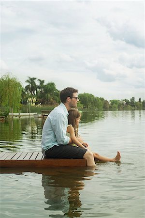Father and young daughter sitting on dock enjoying scenery Photographie de stock - Premium Libres de Droits, Code: 632-08129951