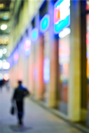 Pedestrian walking on sidewalk at night, defocused Foto de stock - Sin royalties Premium, Código: 632-08129965