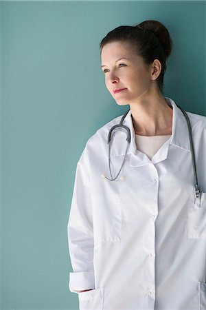 female cardiologist - Doctor looking away in thought, portrait Stock Photo - Premium Royalty-Free, Code: 632-08129981