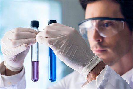 examen (escolástico) - Scientist scrutinizing test tubes in lab Foto de stock - Sin royalties Premium, Código: 632-08130041