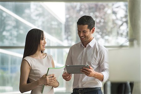 sympathique - Business professionals brainstorming Foto de stock - Sin royalties Premium, Código: 632-08130053