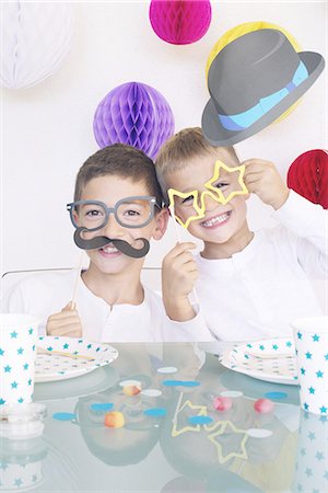 Boys wearing funny disguises at birthday party Foto de stock - Sin royalties Premium, Código: 632-08130064